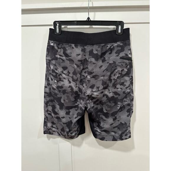 Lululemon Men's Camo Shorts - Picture 4 of 6